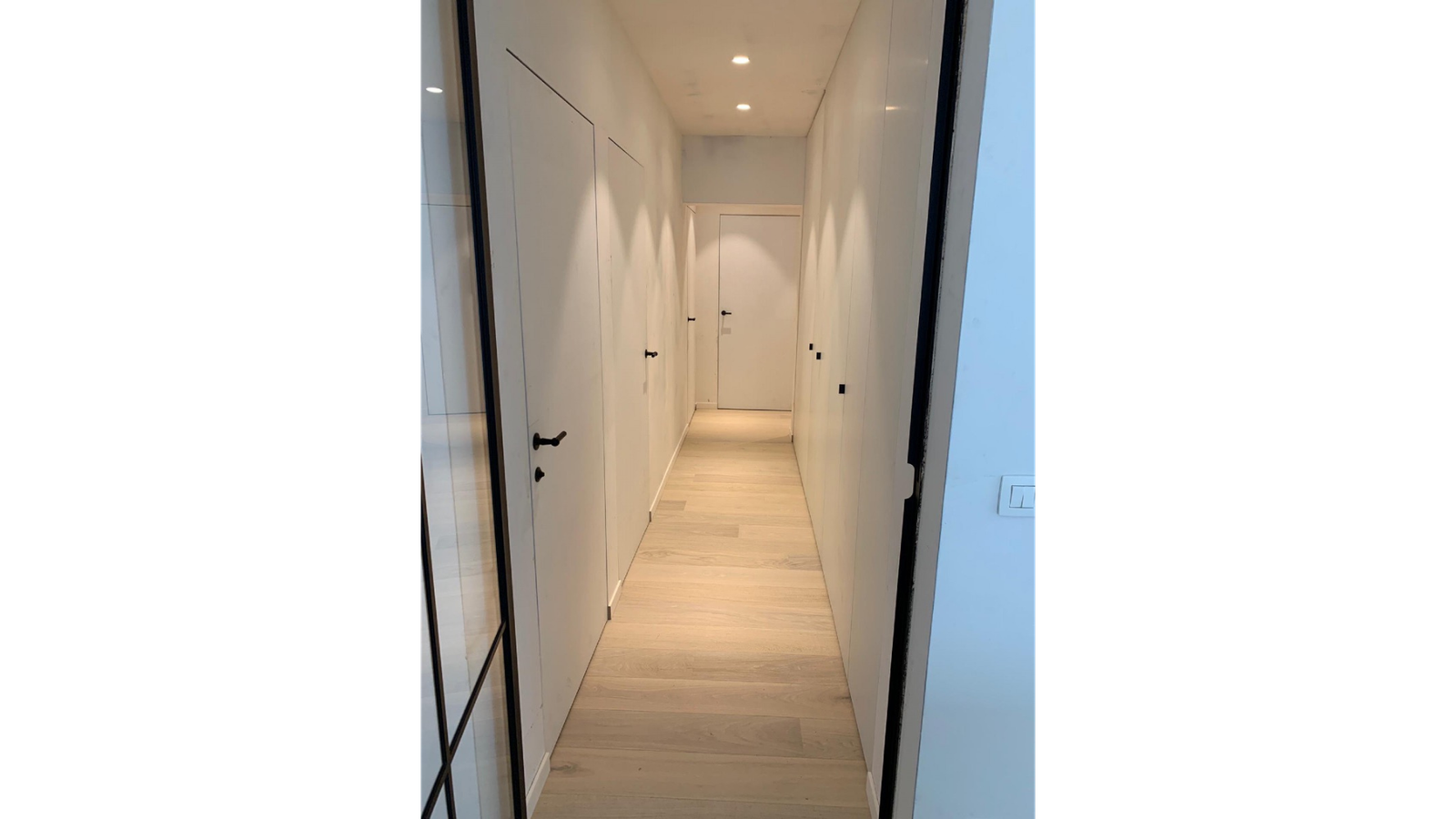 couloir-renove-interieur-loft-knokke-compagnie-des-batisseurs