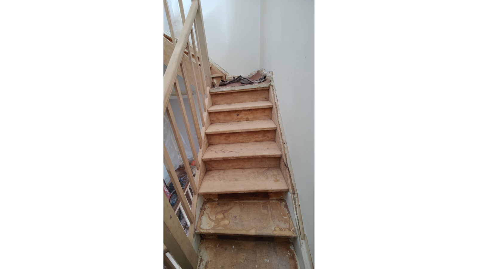 Escalier en bois avant rénovation intérieure à Evere par La Compagnie des Bâtisseurs