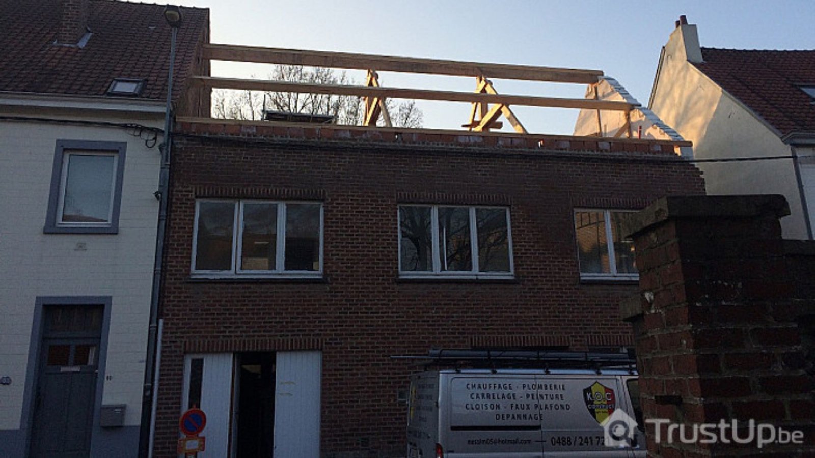 Ancienne façade avant rénovation, futur chantier de La Compagnie des Bâtisseurs à Bruxelles.