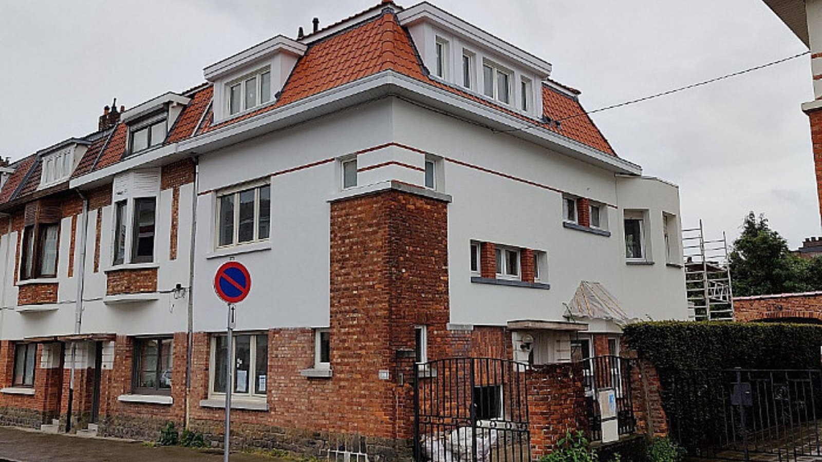Photo de la façade avant rénovation avec échafaudage installé à Evere par La Compagnie des Bâtisseurs