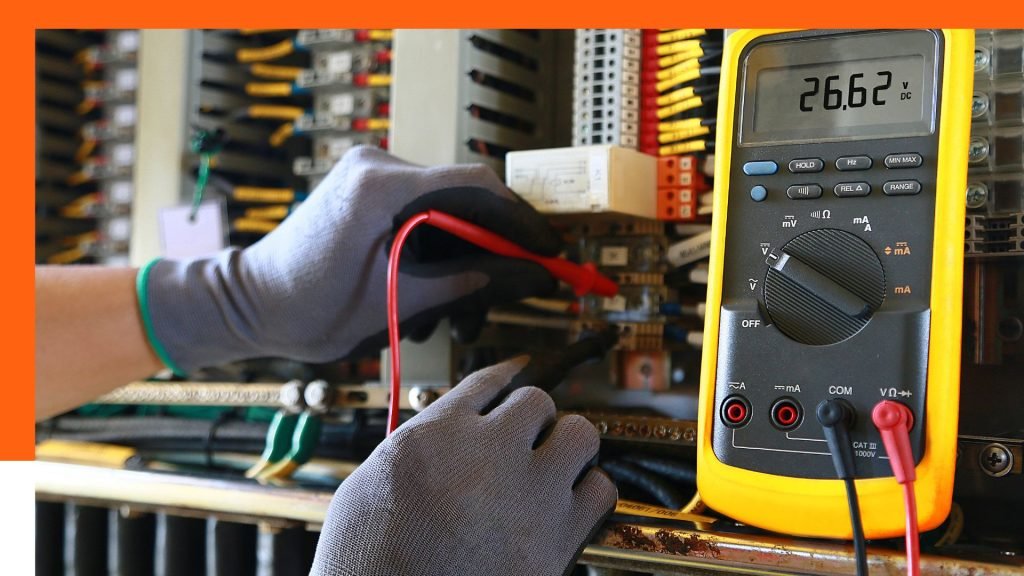 Technicien effectuant un contrôle électrique avec multimètre – Installation et rénovation électrique à Bruxelles
