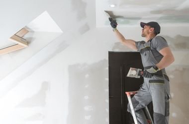 Travaux de parachèvement avec pose d’enduit sur mur et plafond par plaquiste