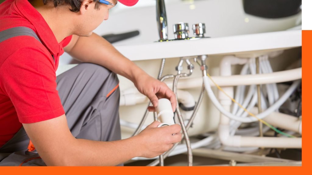 Plombier réparant une fuite sous évier lors d'une intervention d'urgence à Bruxelles