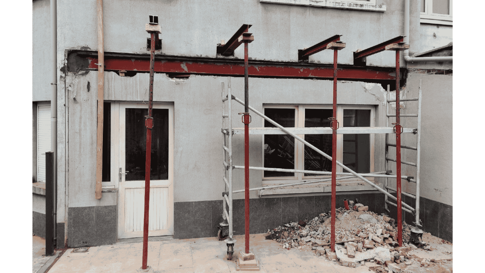 Préparation de la structure avant la création d’une extension lors du chantier de rénovation à Evere par La Compagnie des Bâtisseurs