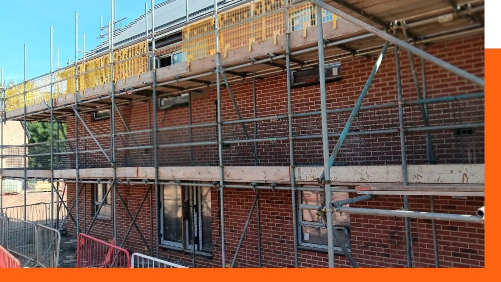 Chantier de ravalement de façade avec échafaudage en Belgique