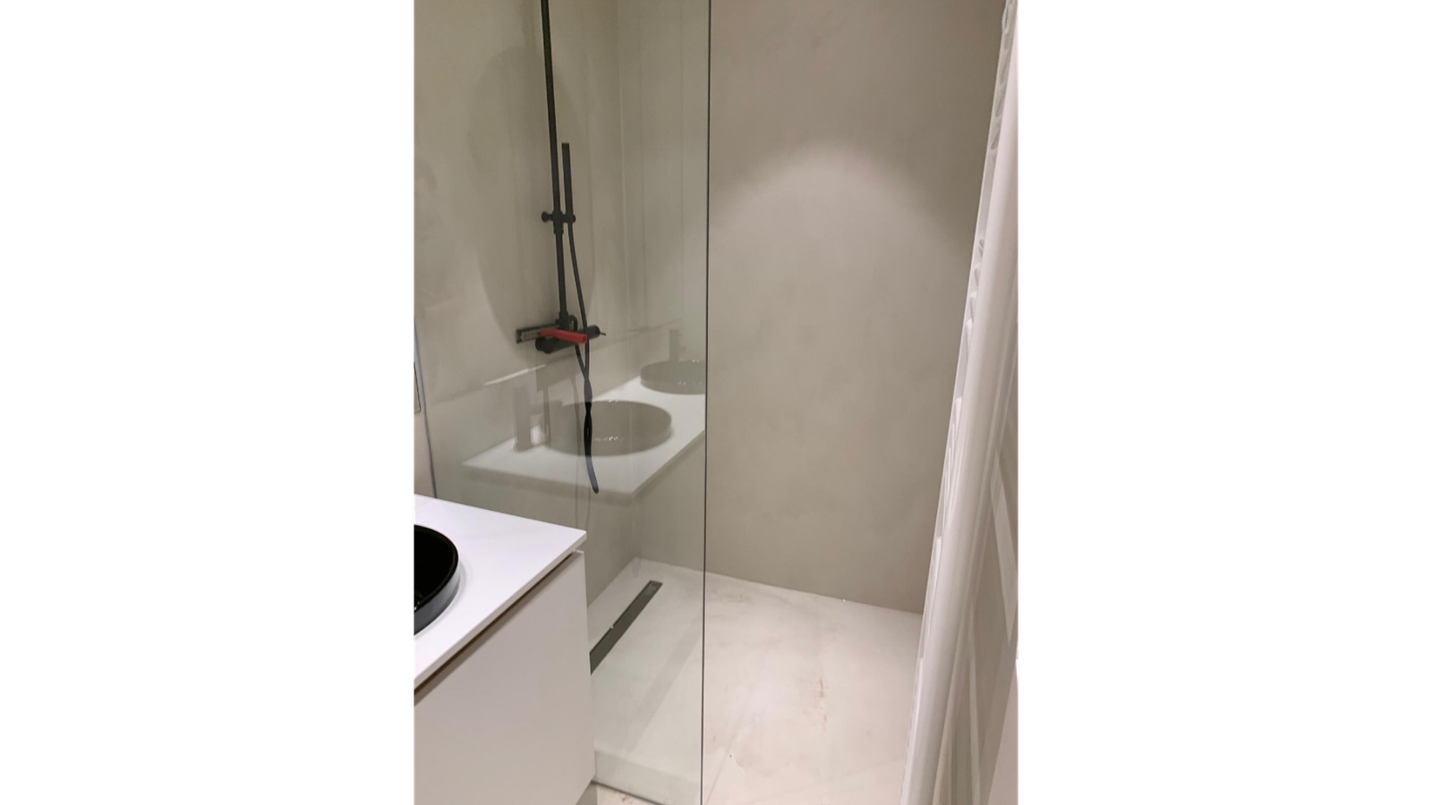 Salle de bain moderne avec douche à l’italienne dans un loft rénové à Knokke